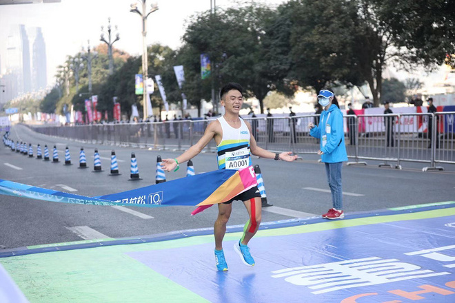 2020重庆马拉松圆满收官，HOKA ONE ONE精英队选手李波、向付召勇获男女组第一