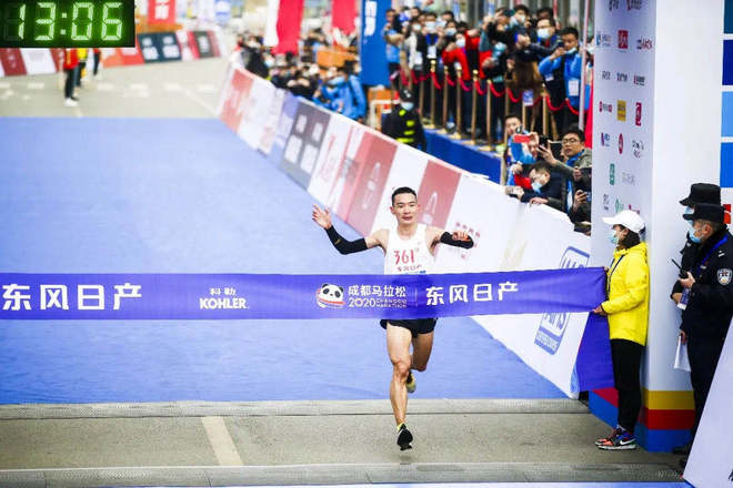 龙蟠虎踞战金陵，子成蓉城勇夺冠