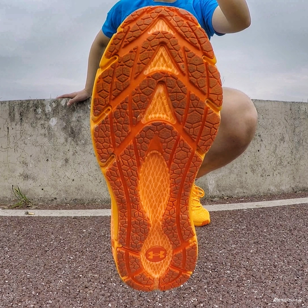 王者归来，熟悉的回弹感，长距离LSD利器——UA HOVR Phantom 2评测