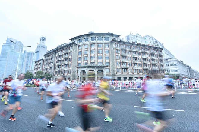 2021建发厦门马拉松赛新闻发布会召开，完赛奖牌及参赛服相继亮相