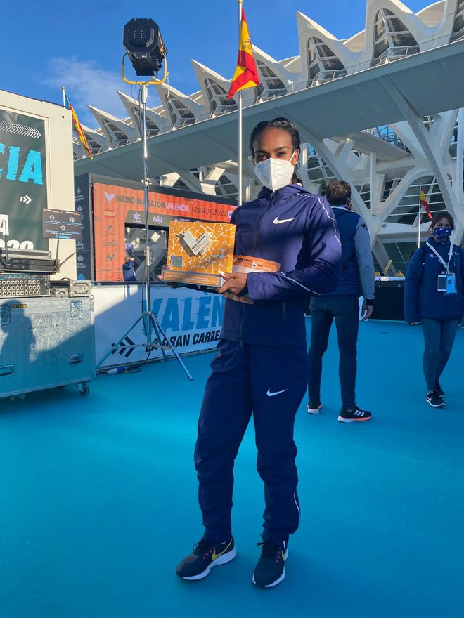 4人打破男子半马世界纪录！瓦伦西亚最快跑道再现神迹！