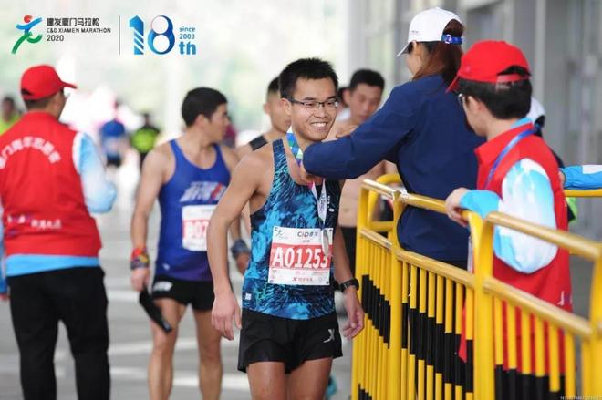 2021建发厦门马拉松赛新闻发布会召开，完赛奖牌及参赛服相继亮相