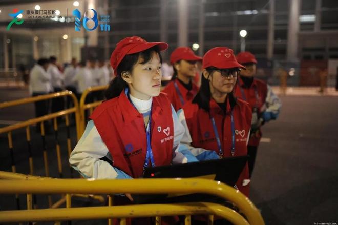 2021建发厦门马拉松赛新闻发布会召开，完赛奖牌及参赛服相继亮相