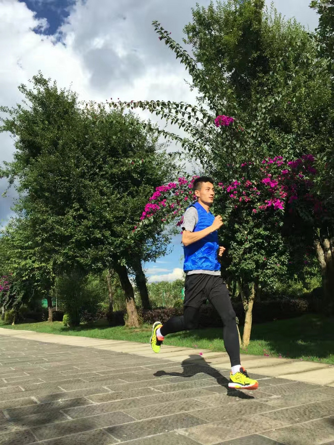 人物丨关思杨的“跑步理想主义”