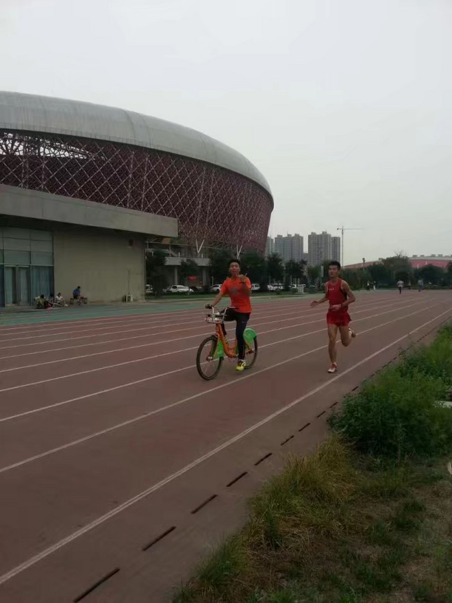 人物丨关思杨的“跑步理想主义”