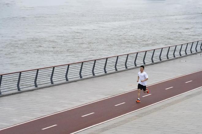 什么叫疾步如飞？ Asics MetaSpeed Edge