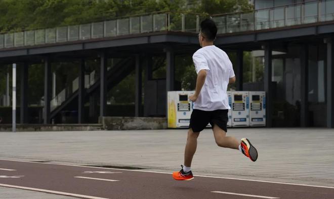 什么叫疾步如飞？ Asics MetaSpeed Edge