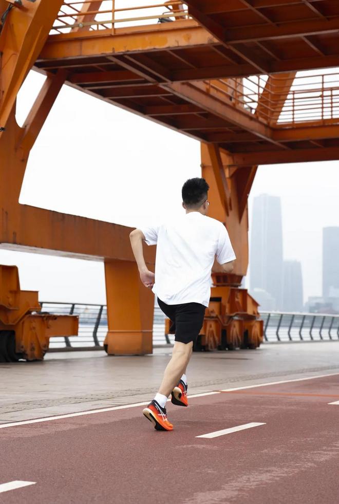 什么叫疾步如飞？ Asics MetaSpeed Edge