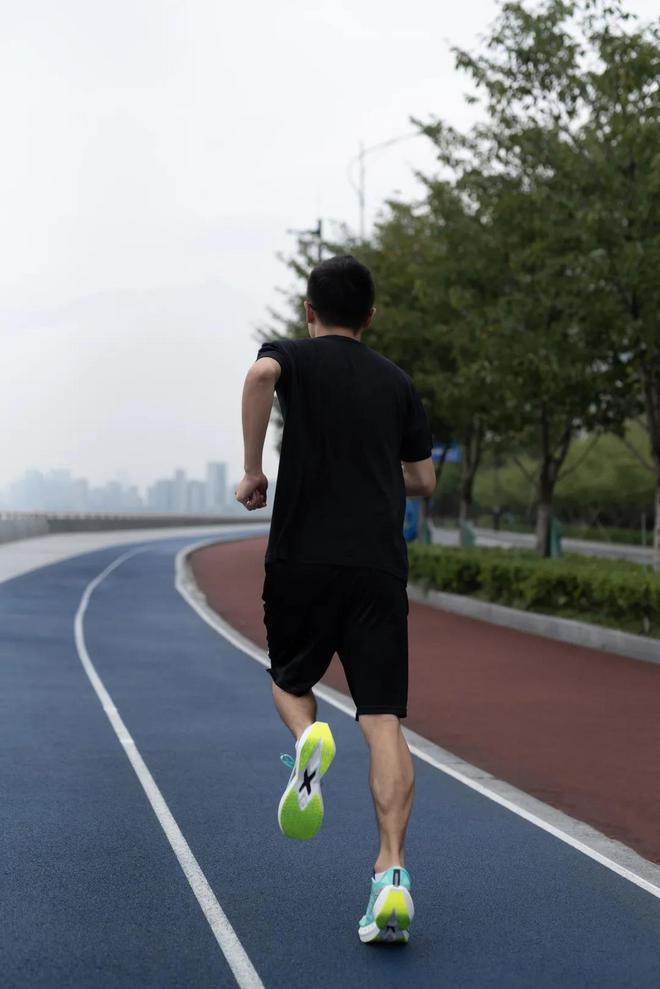 PRO 你的快｜特步160X PRO会是你的竞速利器吗？