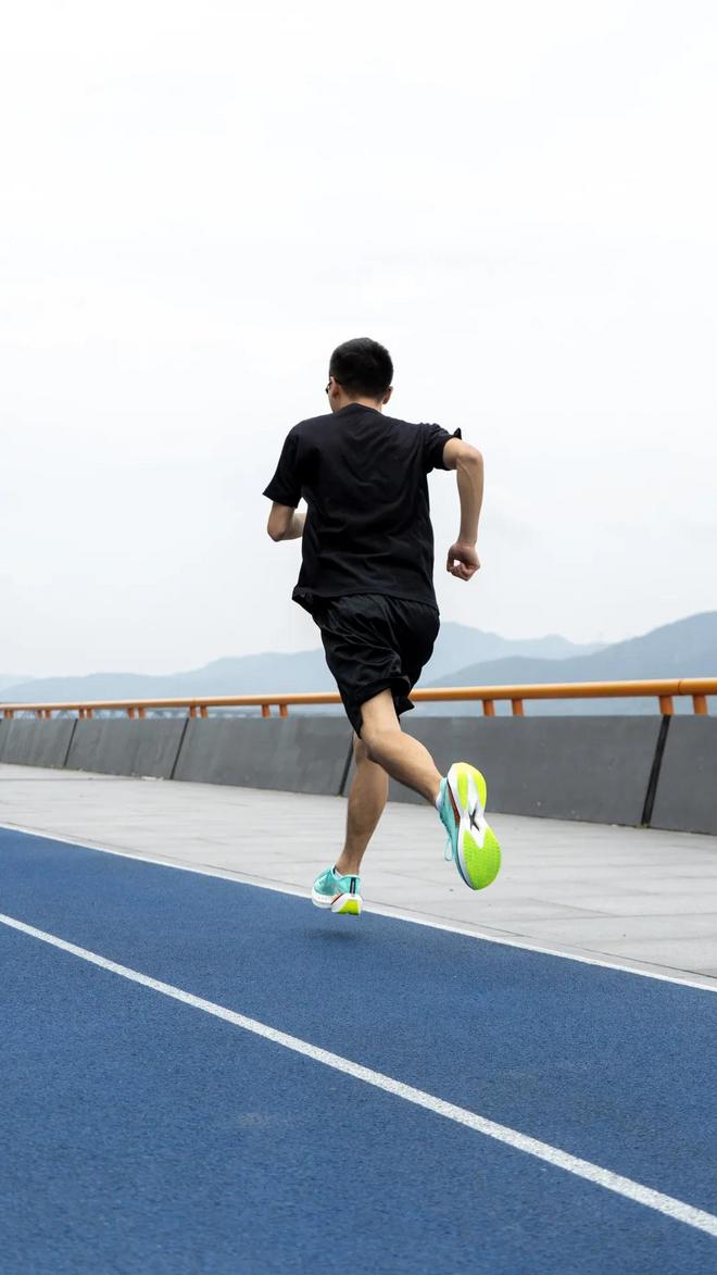 PRO 你的快｜特步160X PRO会是你的竞速利器吗？