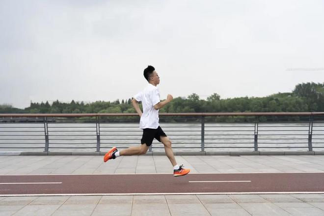 什么叫疾步如飞？ Asics MetaSpeed Edge