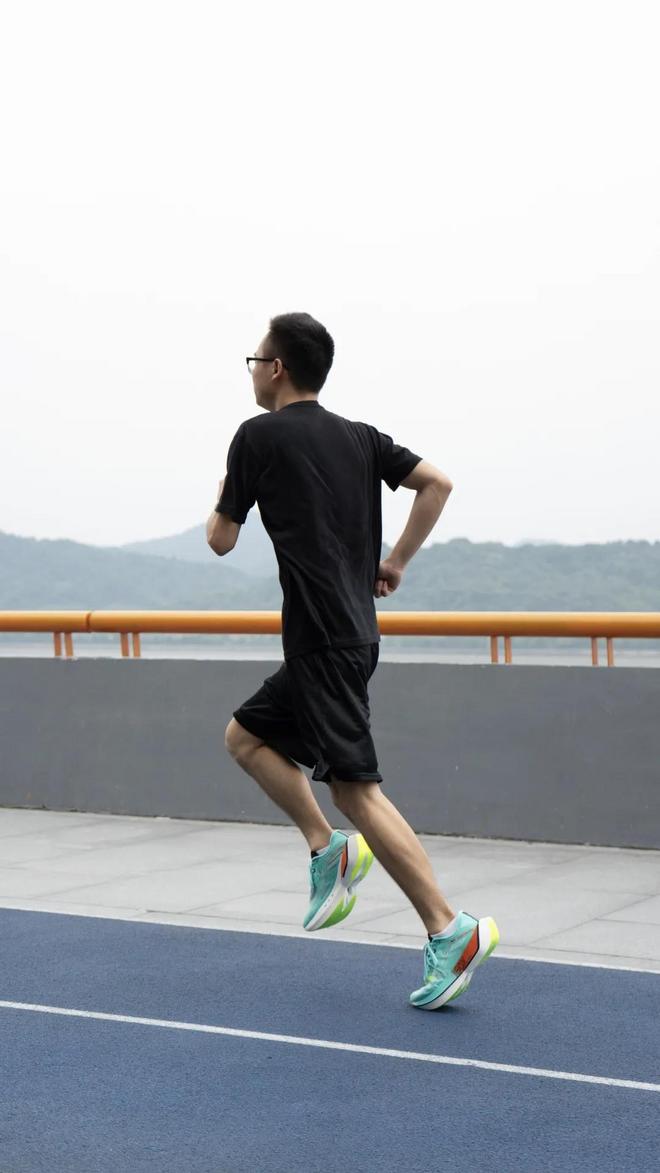 PRO 你的快｜特步160X PRO会是你的竞速利器吗？