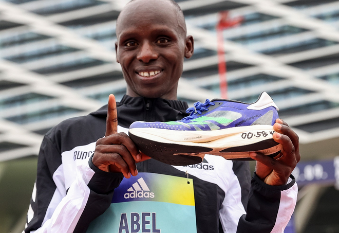 阿迪达斯ADIZERO助推跑者在多项比赛中缔造新纪元—— 在阿迪达斯总部举办的各项测试比赛中，多项世界纪录被打破！