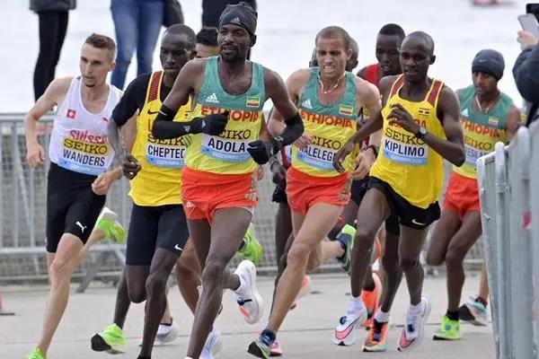 阿多拉（Guye Adola）的两次柏林之旅