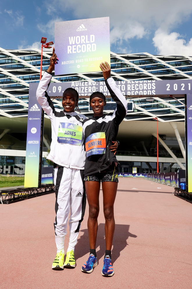 阿迪达斯ADIZERO助推跑者在多项比赛中缔造新纪元—— 在阿迪达斯总部举办的各项测试比赛中，多项世界纪录被打破！