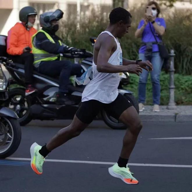 阿多拉（Guye Adola）的两次柏林之旅