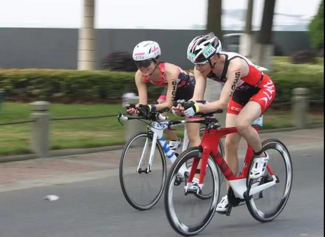 做你的眼睛（一） · 让跑者们 “看见光明”