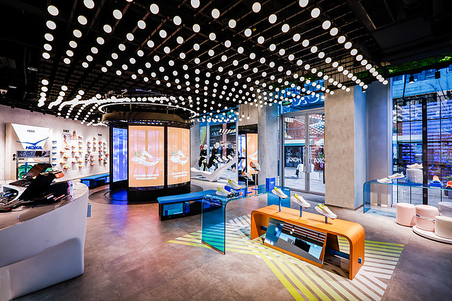 轻盈如飞 再启新程 HOKA ONE ONE®全球首家直营品牌体验店正式开业