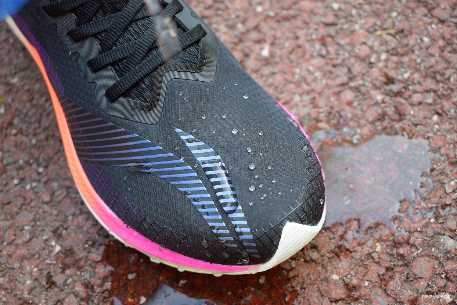 李宁赤兔5PRO跑鞋，进可攻，退可守！