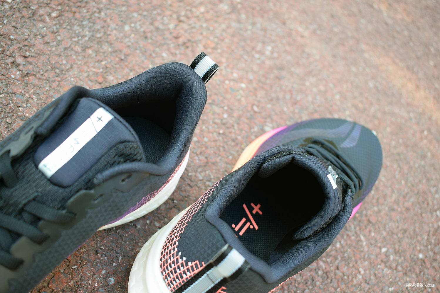 李宁赤兔5PRO跑鞋，进可攻，退可守！