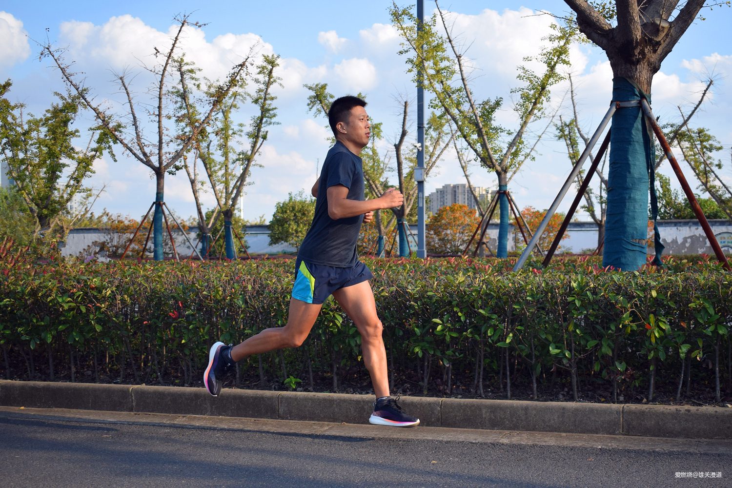 李宁赤兔5PRO跑鞋，进可攻，退可守！