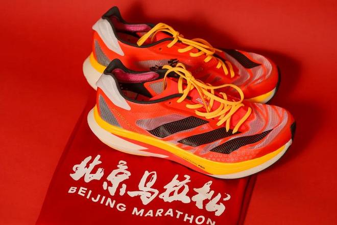 那些年的adidas北马限定款，唤醒了谁珍藏已久的国马情结？