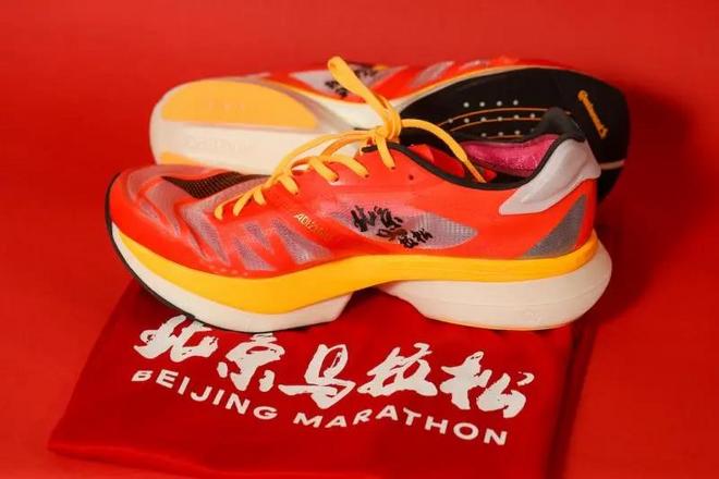 那些年的adidas北马限定款，唤醒了谁珍藏已久的国马情结？