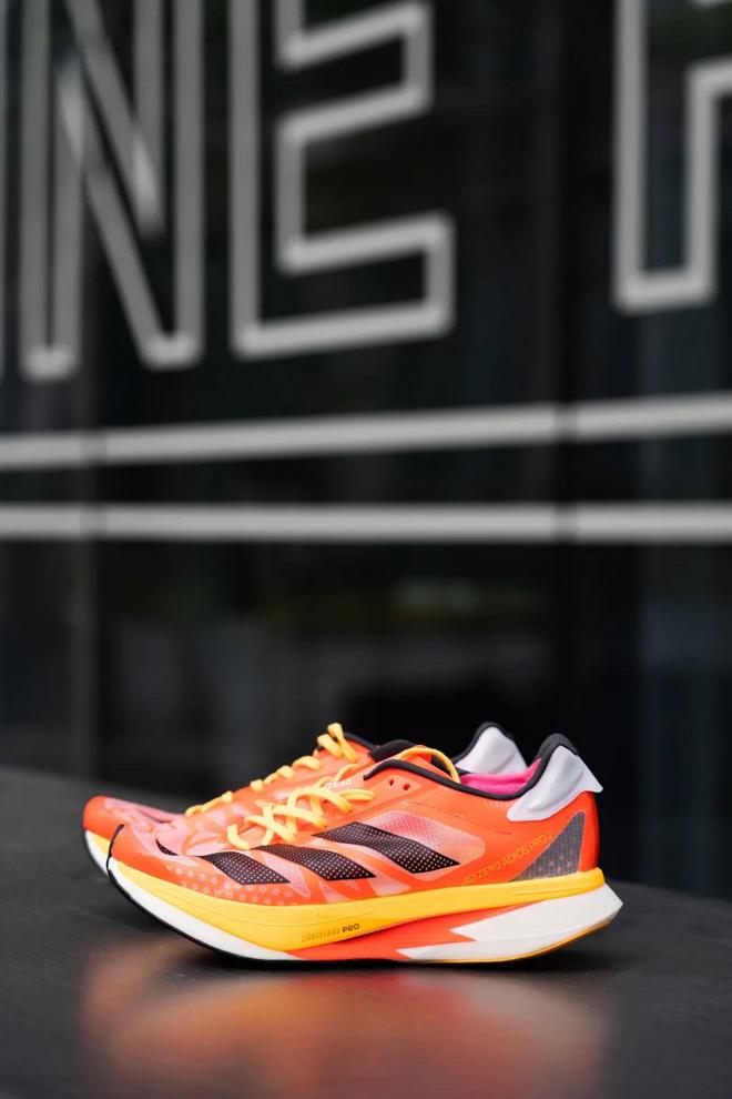 那些年的adidas北马限定款，唤醒了谁珍藏已久的国马情结？