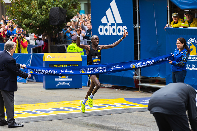 阿迪达斯携手北马继续前行跑界“纪录粉碎机”ADIZERO系列蓄势待发