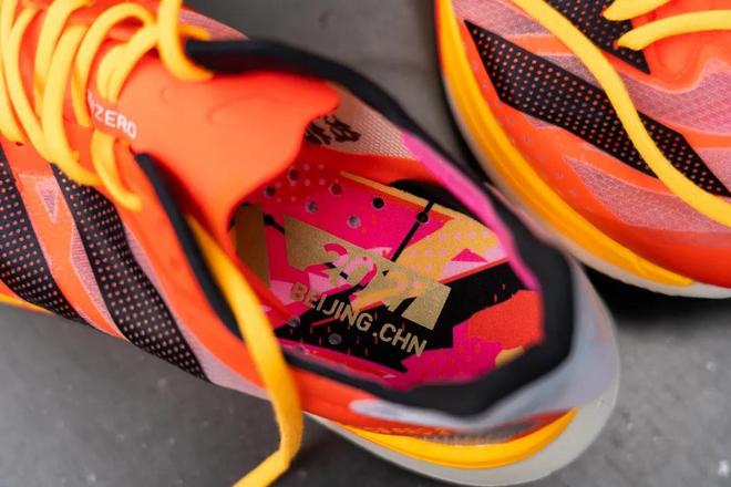 那些年的adidas北马限定款，唤醒了谁珍藏已久的国马情结？