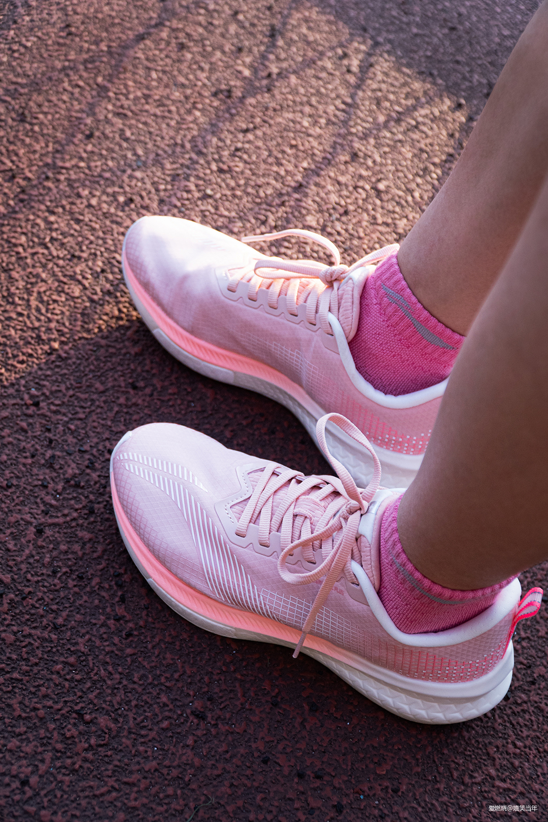 鞋中有赤兔，风雨都无阻