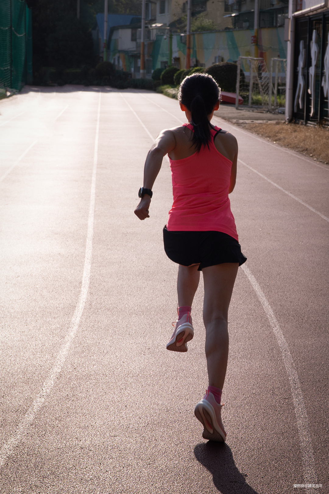 鞋中有赤兔，风雨都无阻