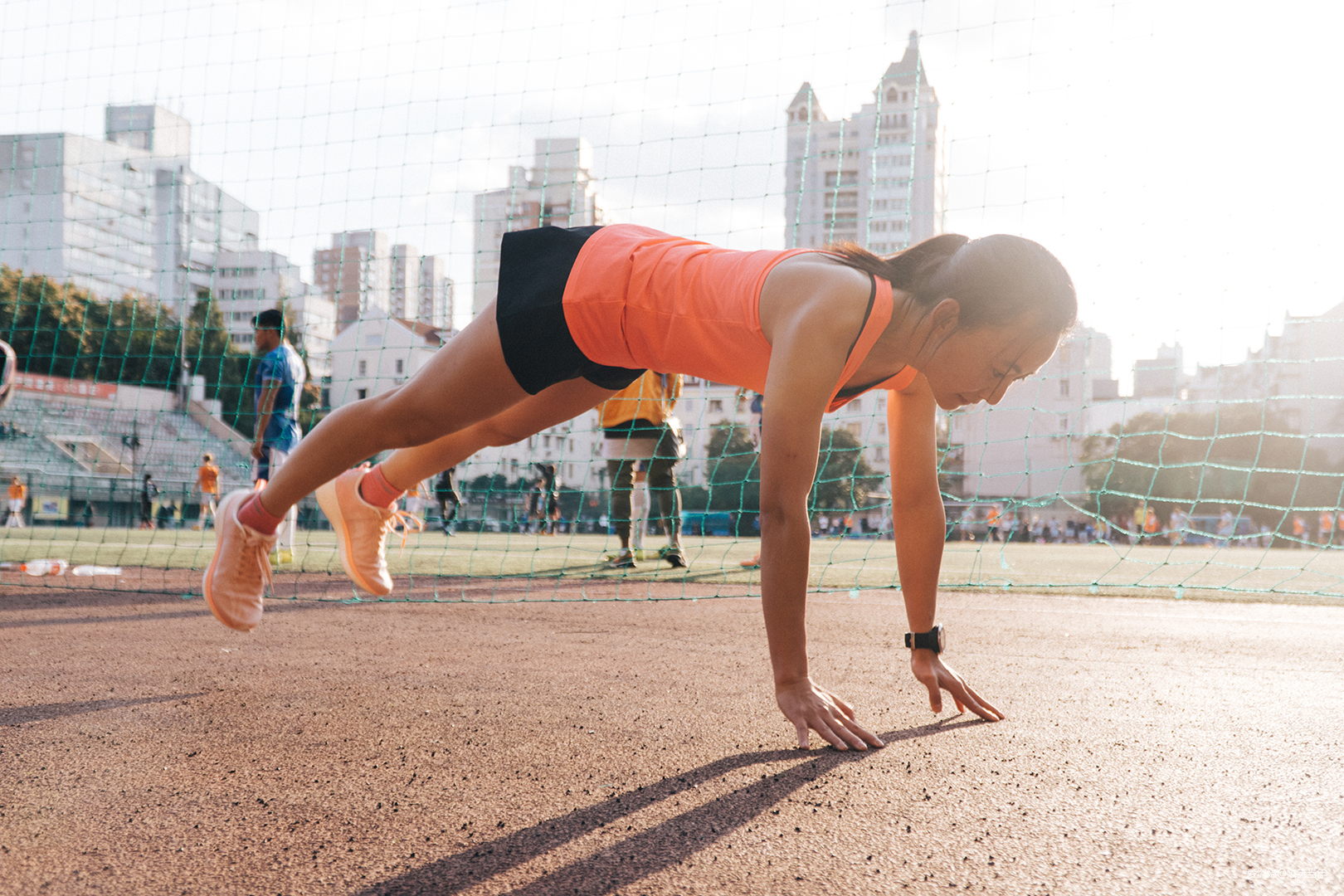 鞋中有赤兔，风雨都无阻