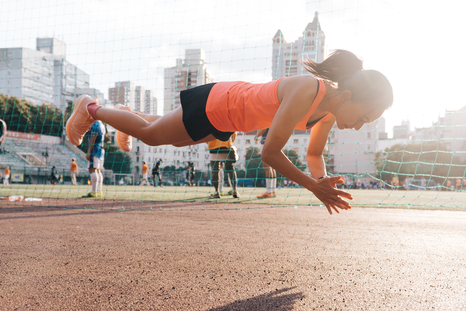 鞋中有赤兔，风雨都无阻