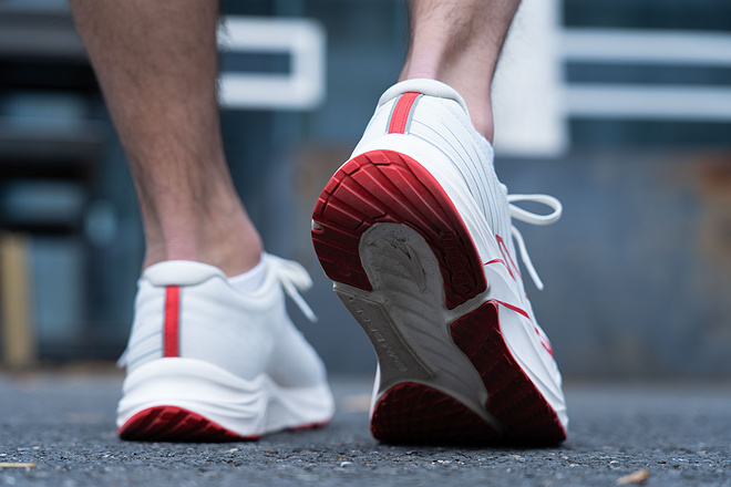 新一代国民跑鞋 安踏柏油路霸