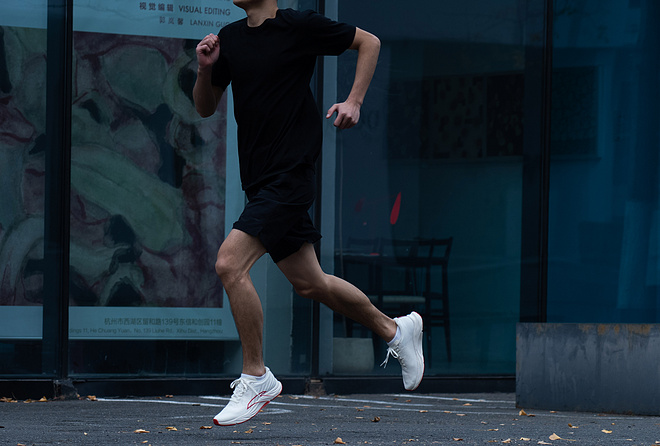 新一代国民跑鞋 安踏柏油路霸