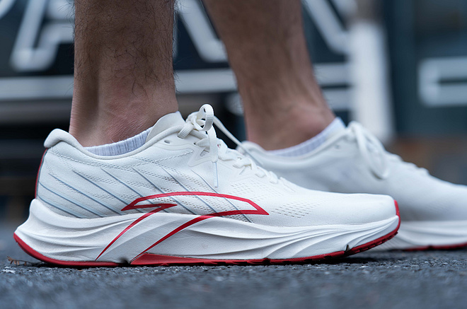 新一代国民跑鞋 安踏柏油路霸