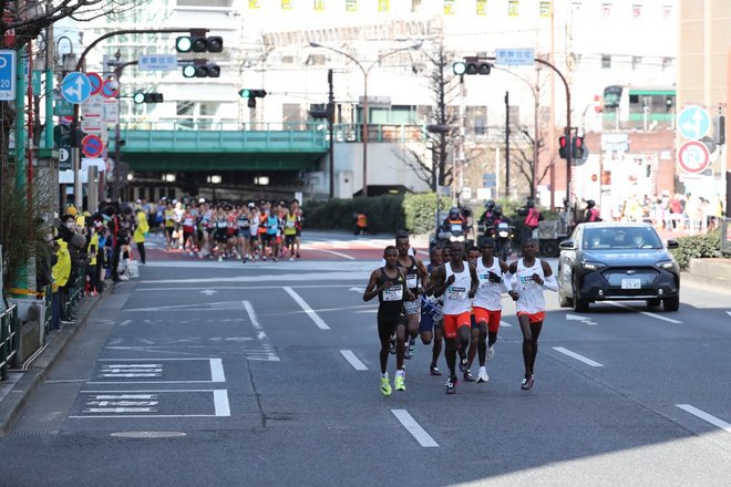 2小时02分40秒 基普乔格闪耀东京