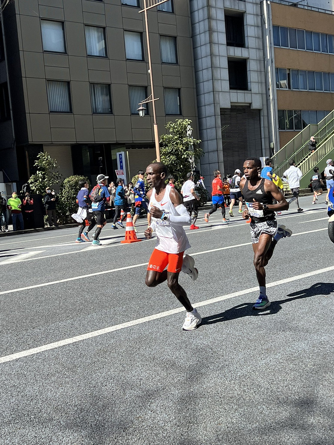 2小时02分40秒 基普乔格闪耀东京