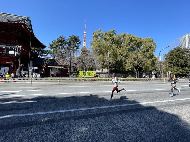 2小时02分40秒 基普乔格闪耀东京