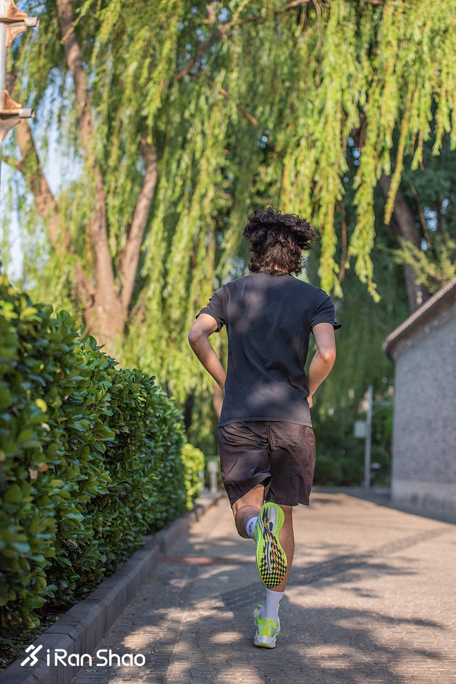 鸿星尔克极风SP 盲入第一双马拉松跑鞋