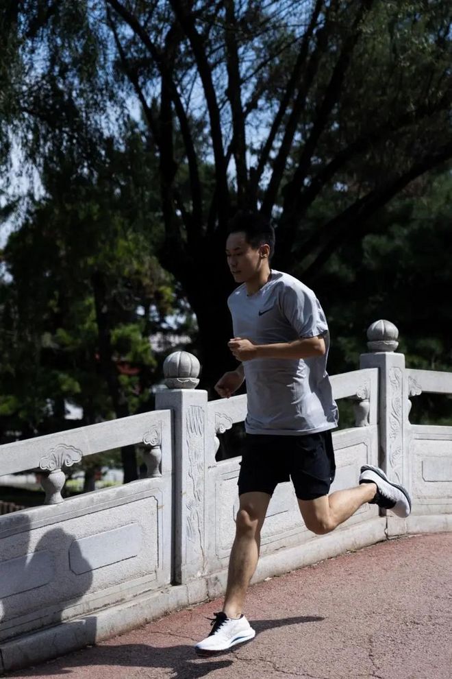 跑鞋可不能选错，不然容易崴断脚