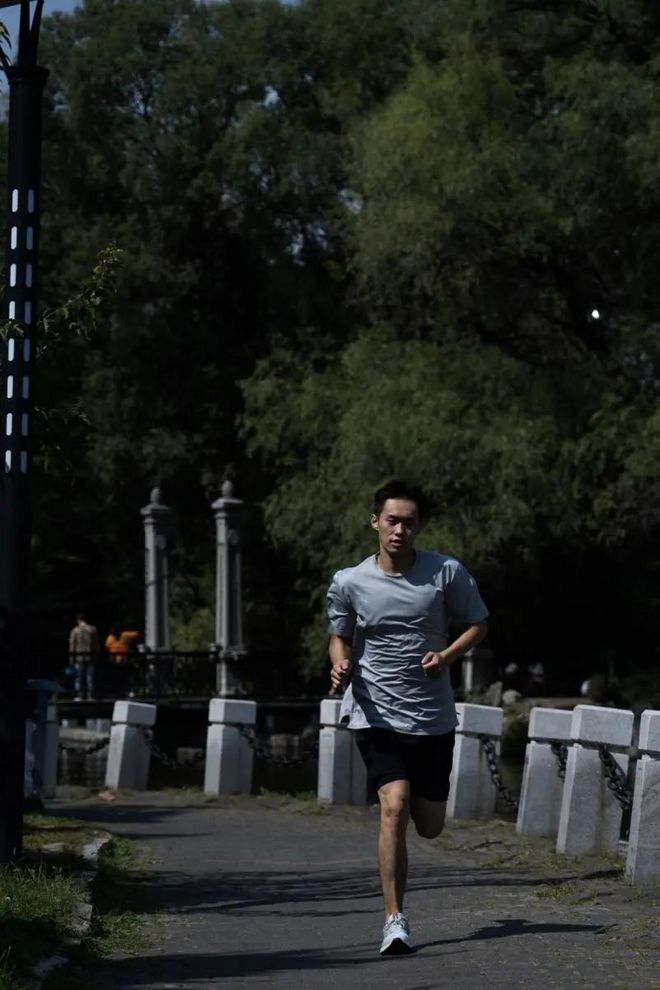 跑鞋可不能选错，不然容易崴断脚