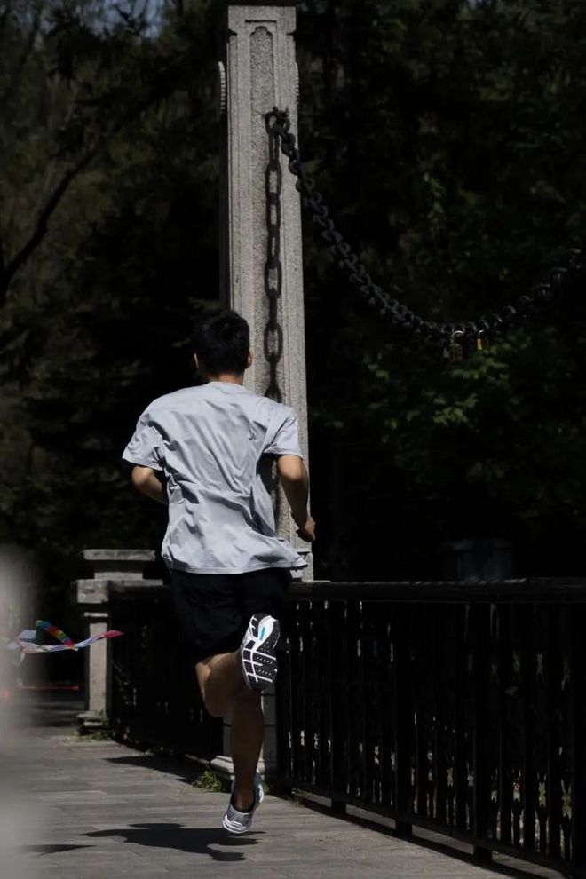 跑鞋可不能选错，不然容易崴断脚