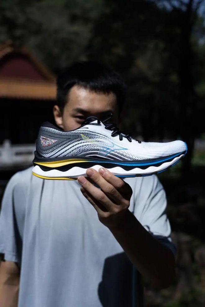 跑鞋可不能选错，不然容易崴断脚