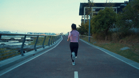 除了稳，这双运动鞋还有什么特征让我们沉浸在训练里