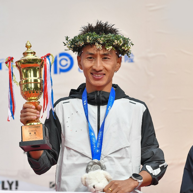 带上梦，开跑！贾俄仁加坚毅冲刺，夺得赛事季军