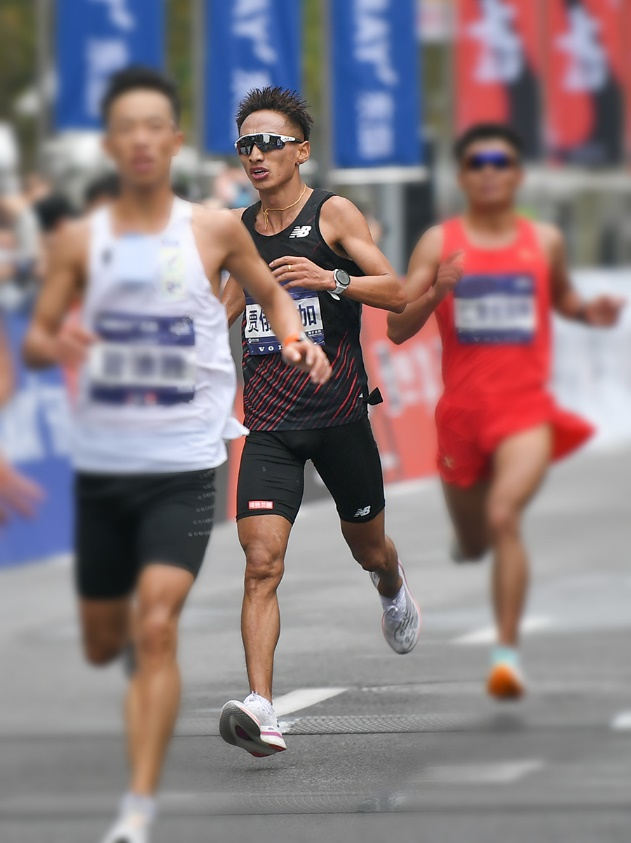 带上梦，开跑！贾俄仁加坚毅冲刺，夺得赛事季军