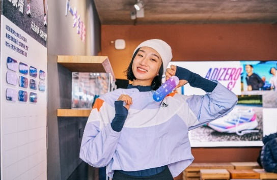 全新ADIZERO SL系列和跑者一起，新的一年“下一步，会更快”