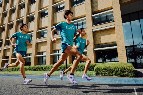 全新ADIZERO SL系列和跑者一起，新的一年“下一步，会更快”